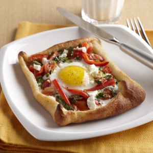 Egg-Thanenan Breakfast Pizza