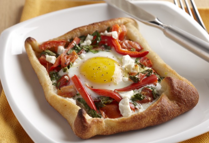Egg-Thanenan Breakfast Pizza